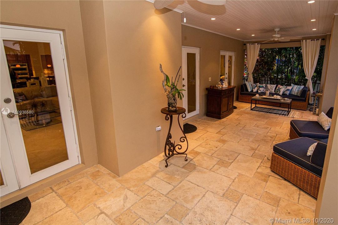 Vendido Recientemente: $694,000 (4 camas, 3 baños, 2410 Pies cuadrados)