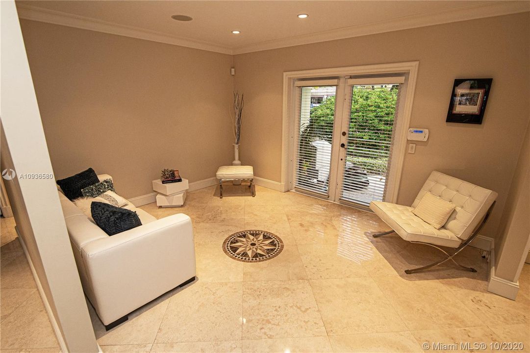 Vendido Recientemente: $694,000 (4 camas, 3 baños, 2410 Pies cuadrados)