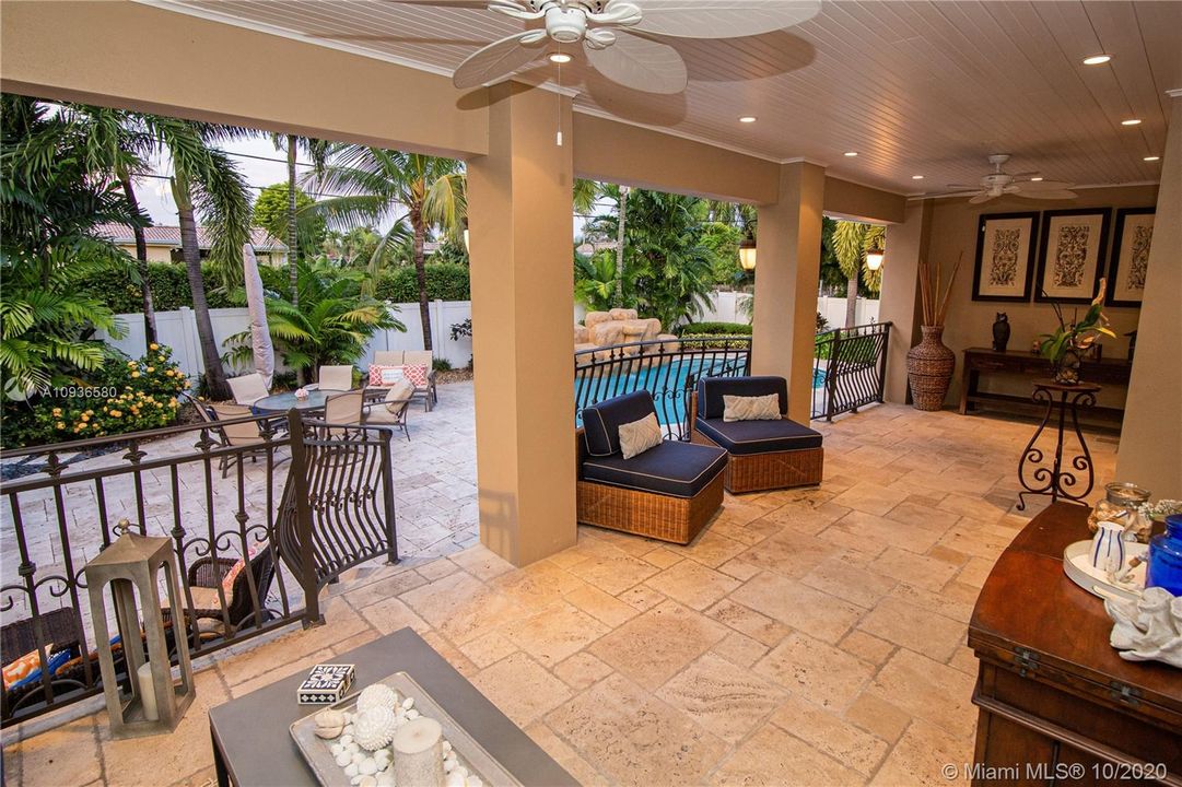 Vendido Recientemente: $694,000 (4 camas, 3 baños, 2410 Pies cuadrados)
