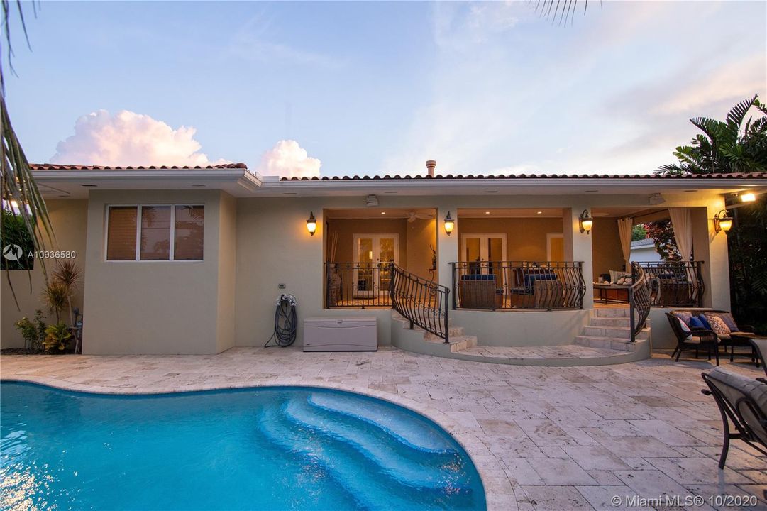 Vendido Recientemente: $694,000 (4 camas, 3 baños, 2410 Pies cuadrados)