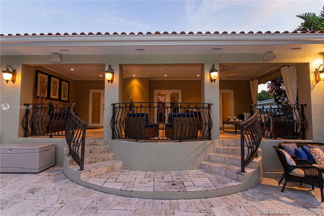 Vendido Recientemente: $694,000 (4 camas, 3 baños, 2410 Pies cuadrados)