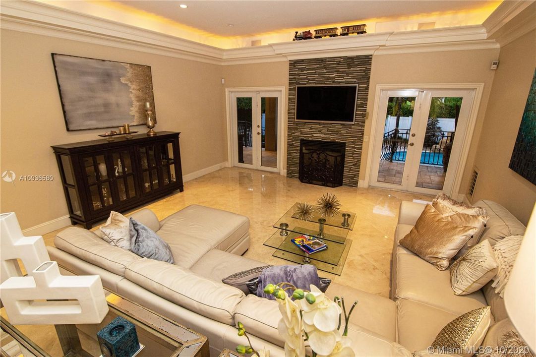 Vendido Recientemente: $694,000 (4 camas, 3 baños, 2410 Pies cuadrados)