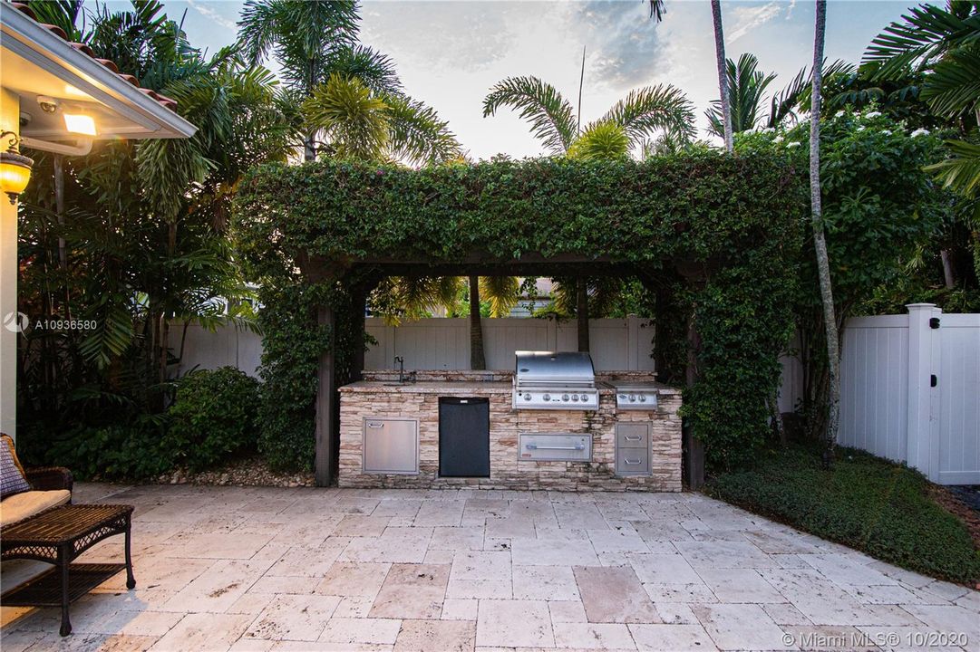 Vendido Recientemente: $694,000 (4 camas, 3 baños, 2410 Pies cuadrados)