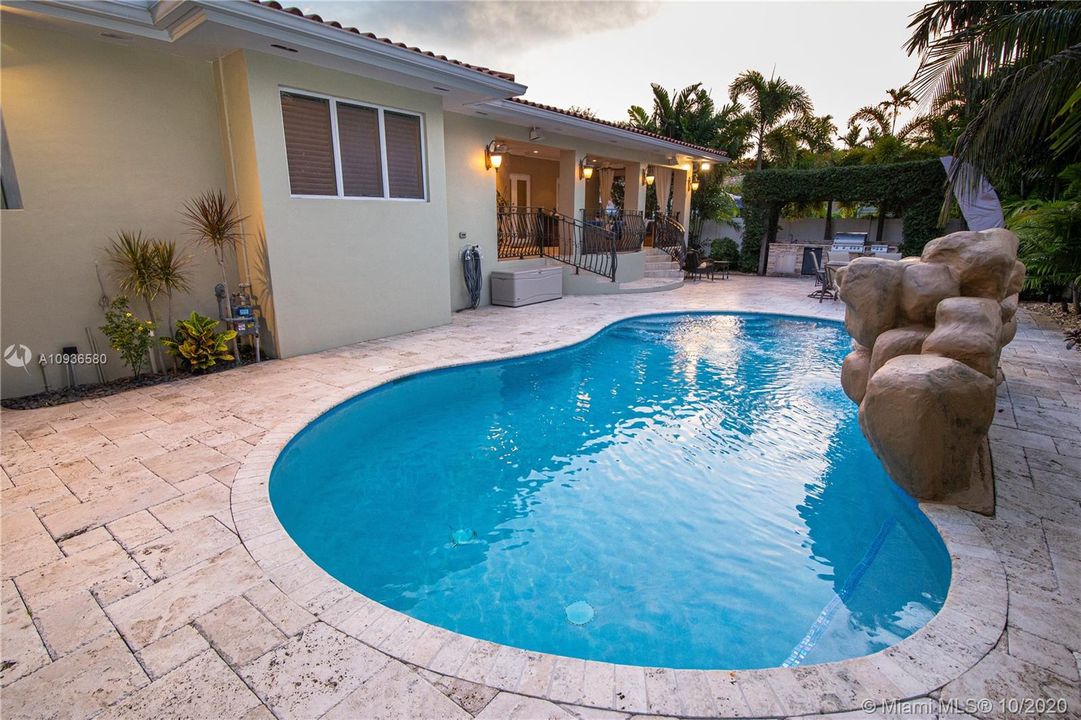 Vendido Recientemente: $694,000 (4 camas, 3 baños, 2410 Pies cuadrados)