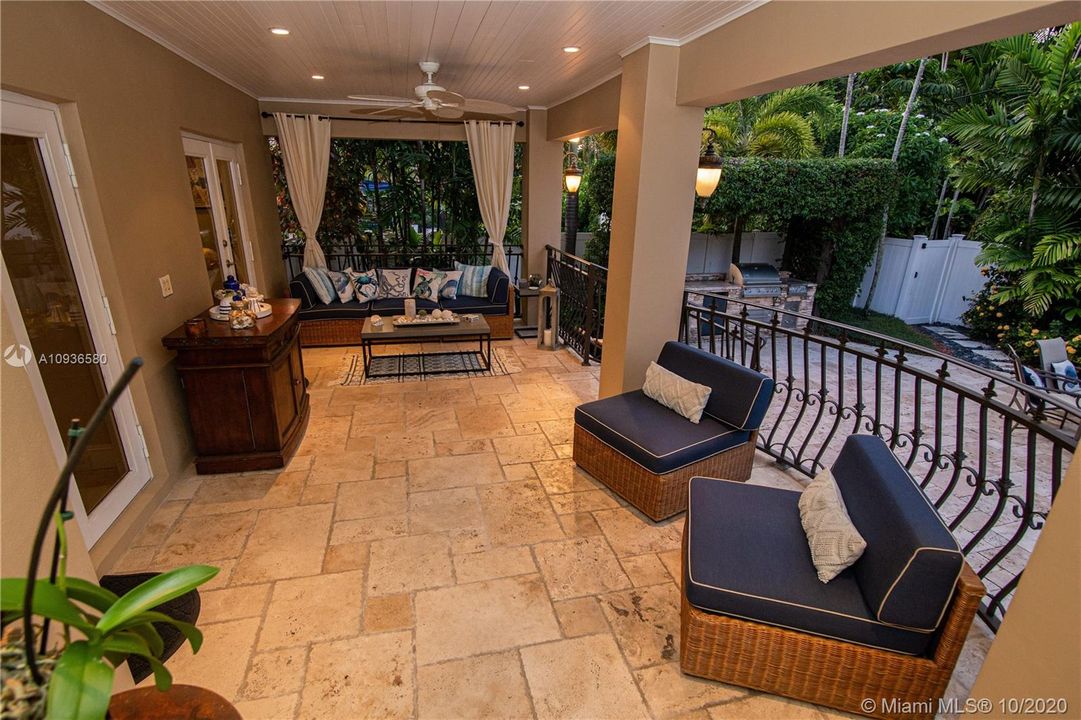 Vendido Recientemente: $694,000 (4 camas, 3 baños, 2410 Pies cuadrados)
