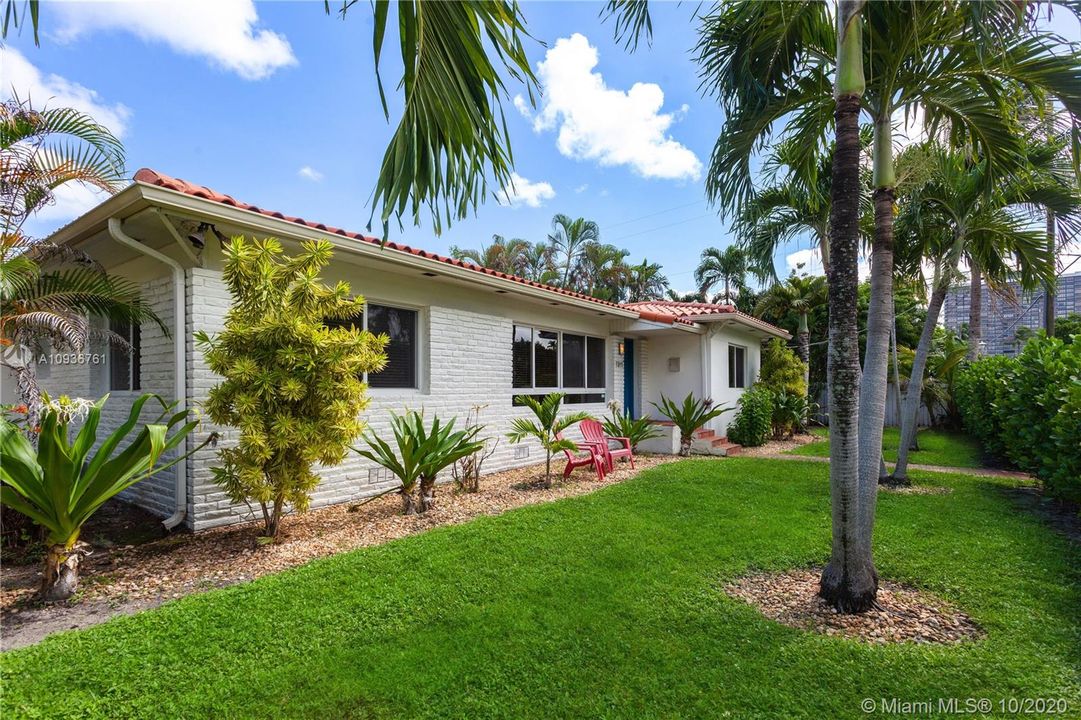 Recently Rented: $4,500 (3 beds, 2 baths, 1878 Square Feet)
