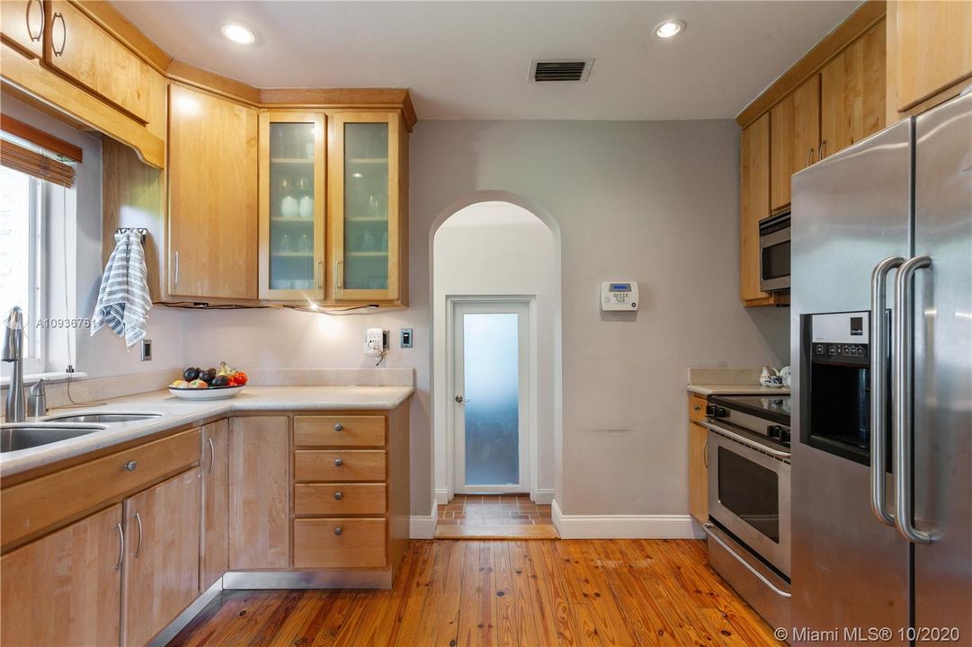 Recently Rented: $4,500 (3 beds, 2 baths, 1878 Square Feet)