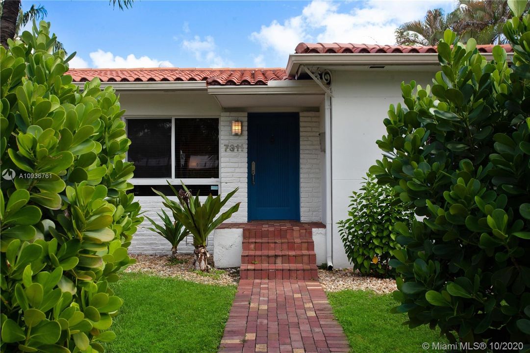 Recently Rented: $4,500 (3 beds, 2 baths, 1878 Square Feet)