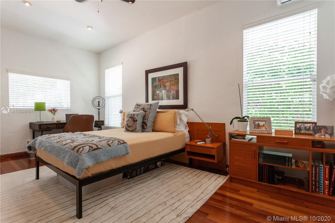 Recently Rented: $4,500 (3 beds, 2 baths, 1878 Square Feet)