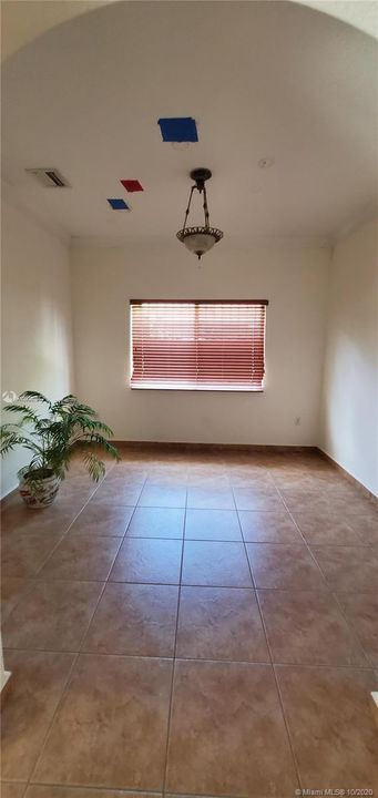 最近租的: $2,400 (4 贝兹, 2 浴室, 1945 平方英尺)