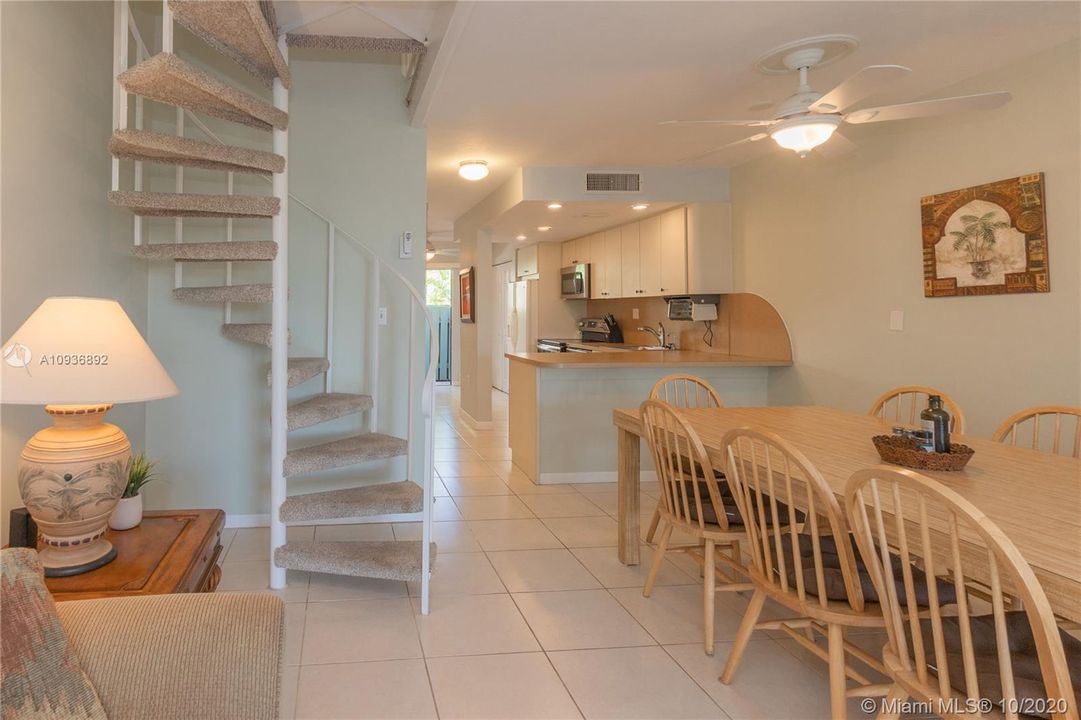 Недавно продано: $339,000 (2 спален, 2 ванн, 1356 Квадратных фут)