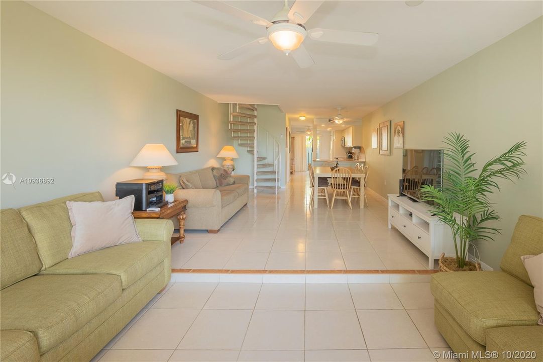 Недавно продано: $339,000 (2 спален, 2 ванн, 1356 Квадратных фут)