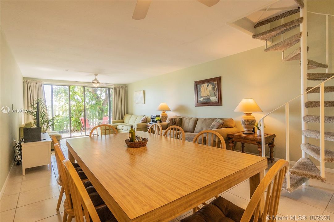 Недавно продано: $339,000 (2 спален, 2 ванн, 1356 Квадратных фут)