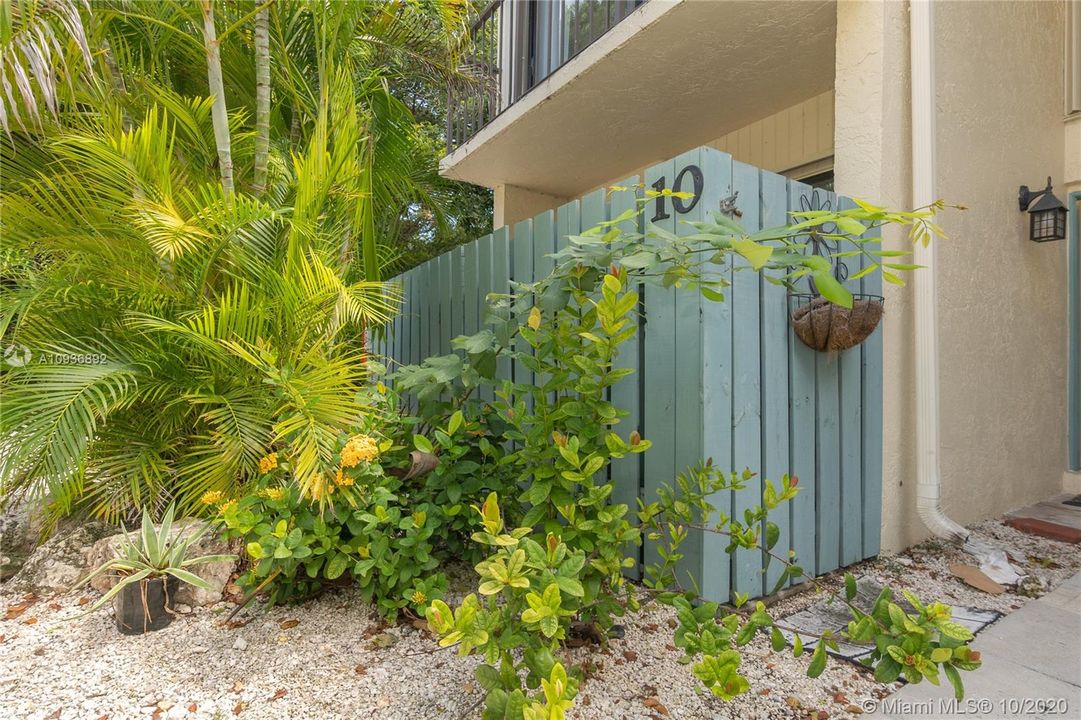 Недавно продано: $339,000 (2 спален, 2 ванн, 1356 Квадратных фут)