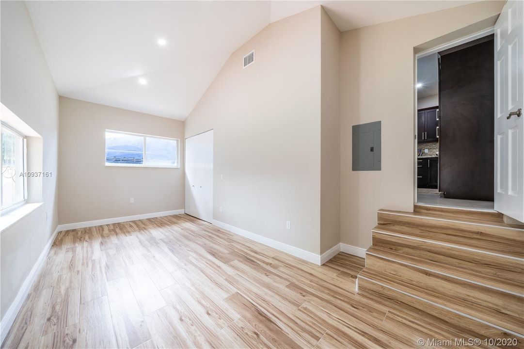 Недавно продано: $689,000 (3 спален, 2 ванн, 1848 Квадратных фут)