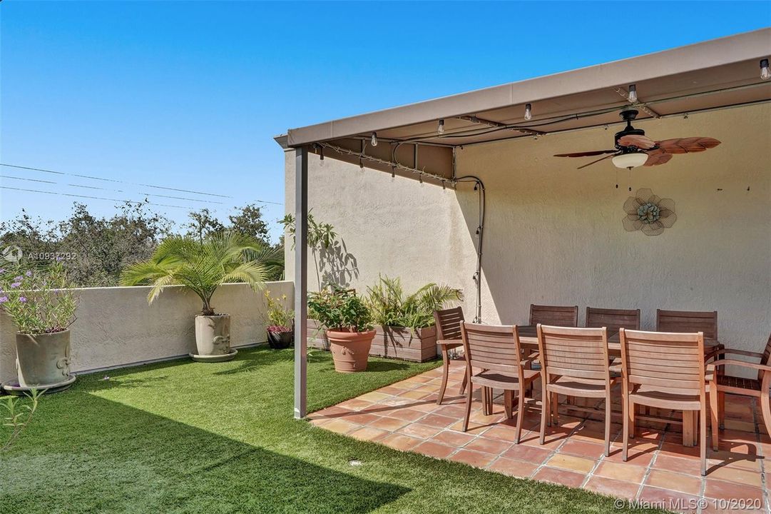 ROOFTOP PICNIC SEATING AREA