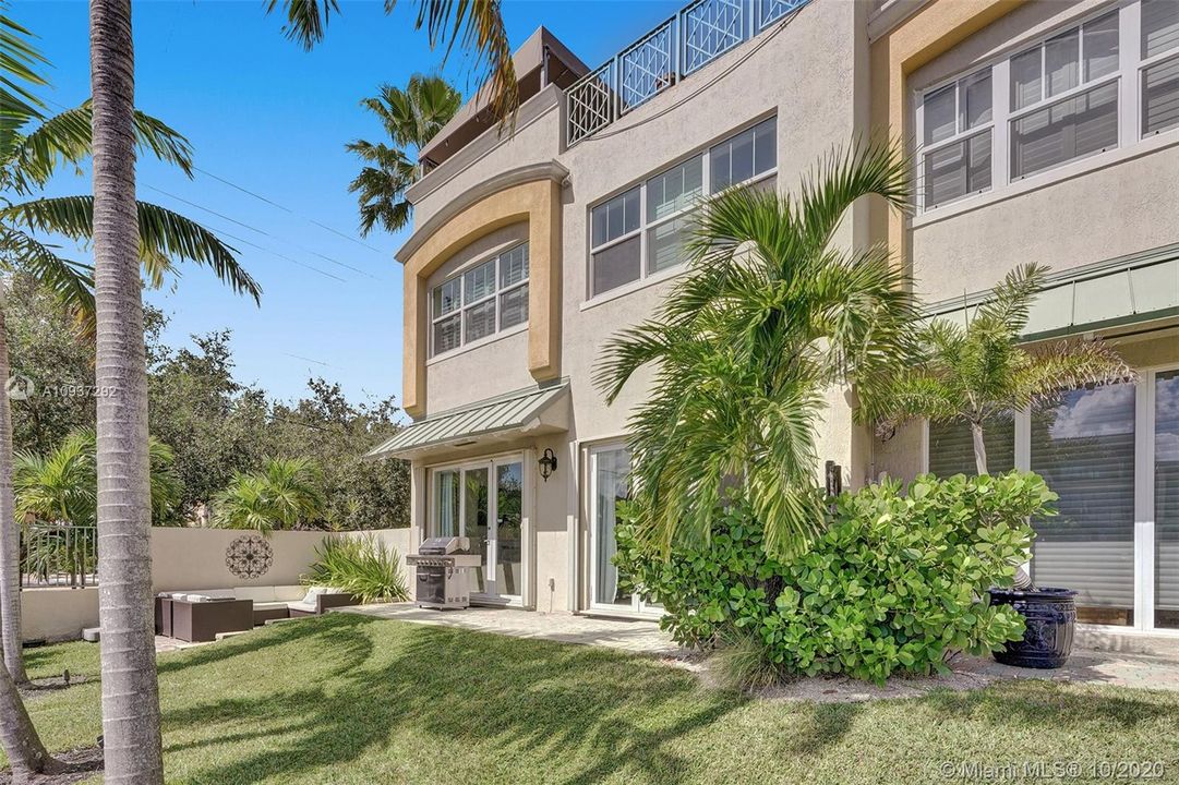 BACKYARD VIEW WITH OUTDOOR PATIO