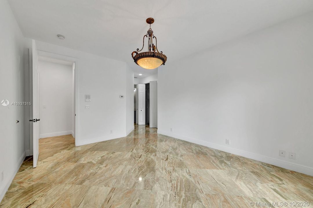 Vendido Recientemente: $1,399,000 (7 camas, 5 baños, 4360 Pies cuadrados)