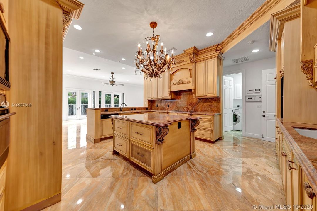 Vendido Recientemente: $1,399,000 (7 camas, 5 baños, 4360 Pies cuadrados)