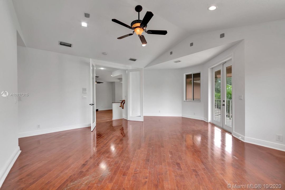 Vendido Recientemente: $1,399,000 (7 camas, 5 baños, 4360 Pies cuadrados)