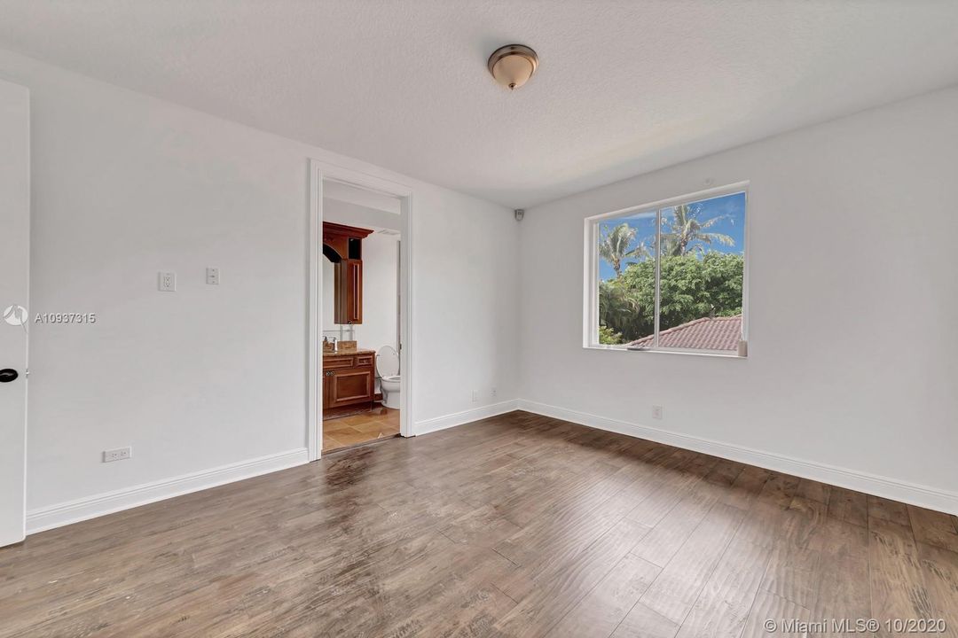 Vendido Recientemente: $1,399,000 (7 camas, 5 baños, 4360 Pies cuadrados)