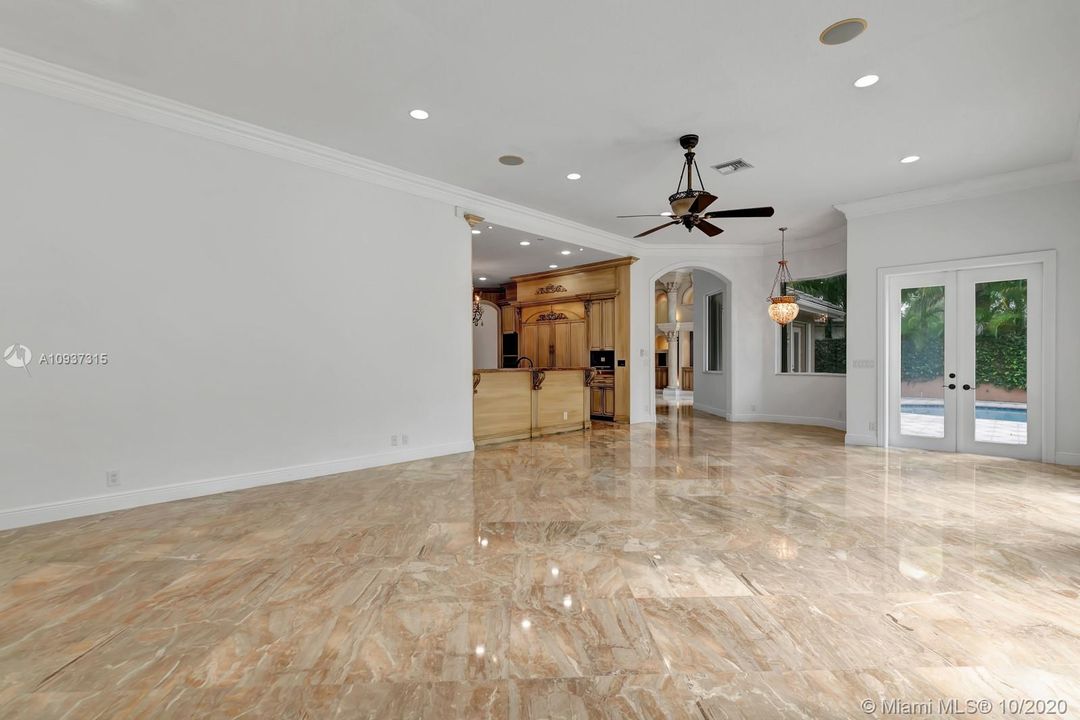 Vendido Recientemente: $1,399,000 (7 camas, 5 baños, 4360 Pies cuadrados)