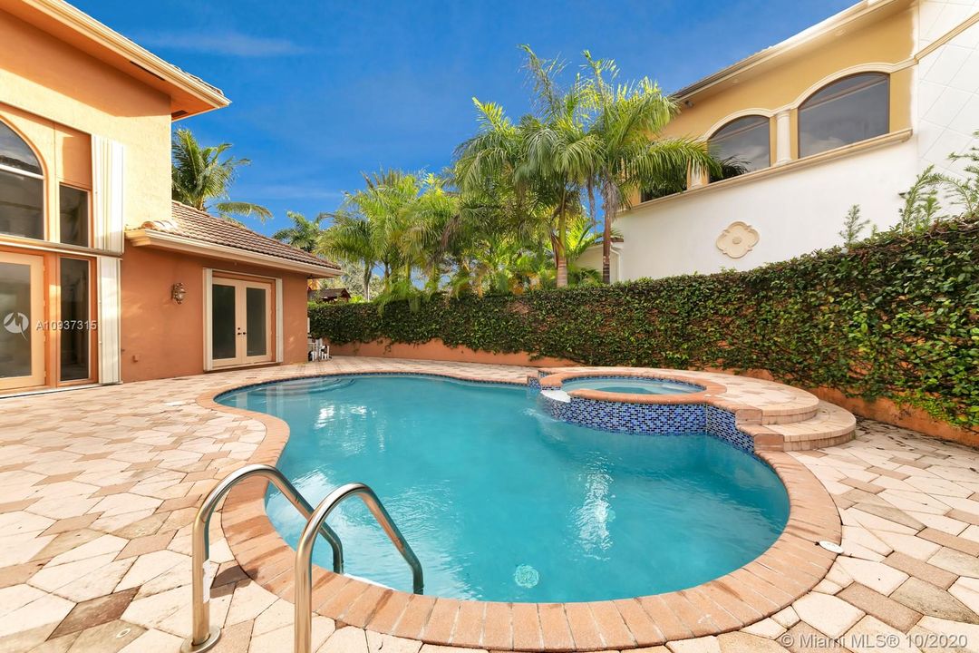 Vendido Recientemente: $1,399,000 (7 camas, 5 baños, 4360 Pies cuadrados)