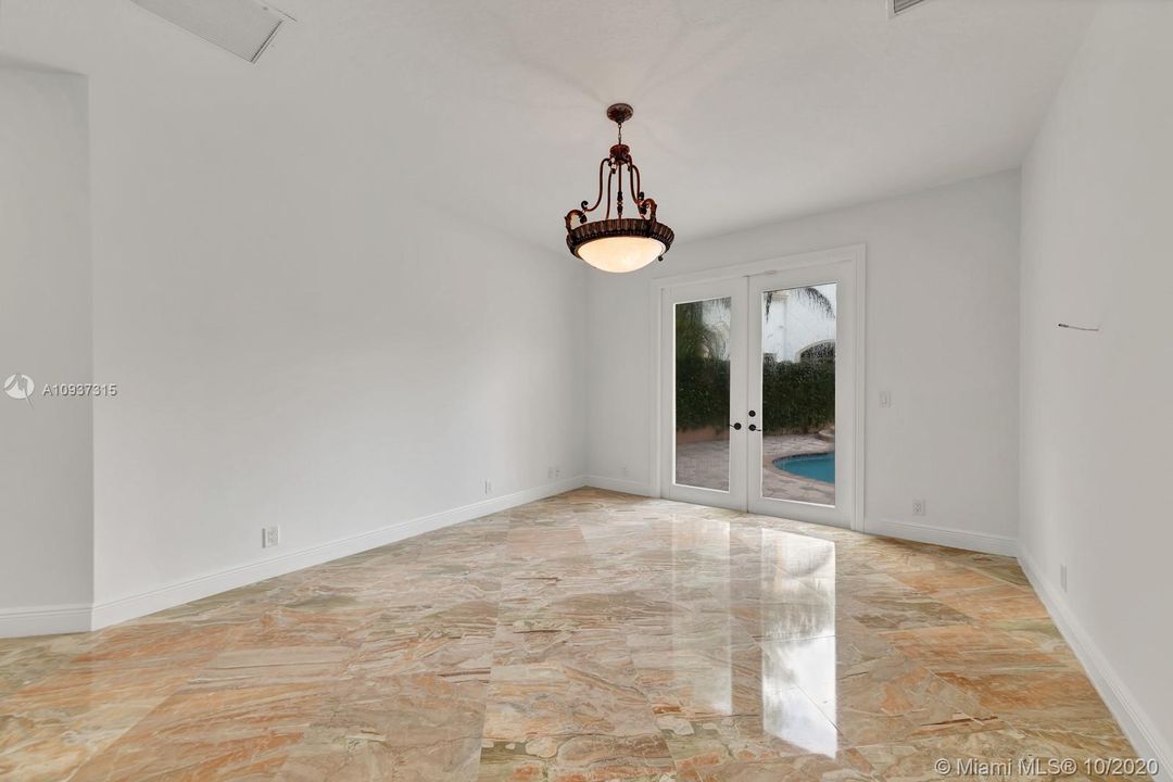 Vendido Recientemente: $1,399,000 (7 camas, 5 baños, 4360 Pies cuadrados)