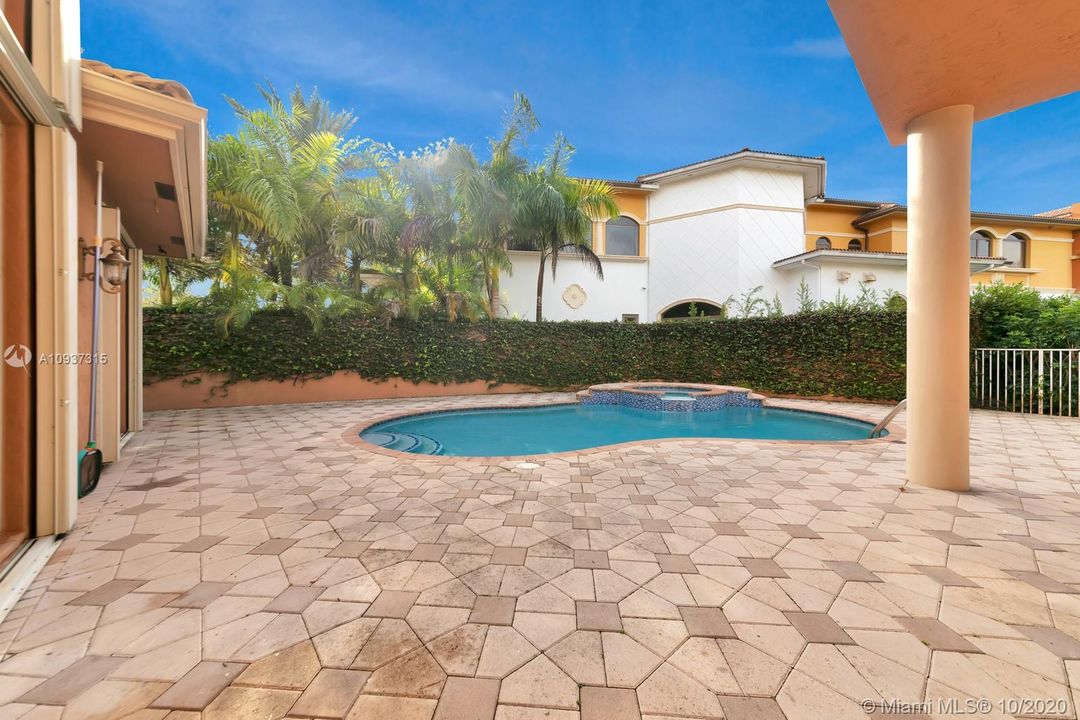 Vendido Recientemente: $1,399,000 (7 camas, 5 baños, 4360 Pies cuadrados)