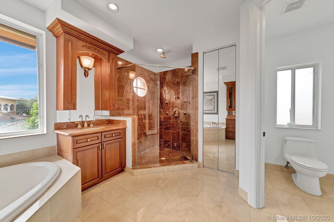 Vendido Recientemente: $1,399,000 (7 camas, 5 baños, 4360 Pies cuadrados)