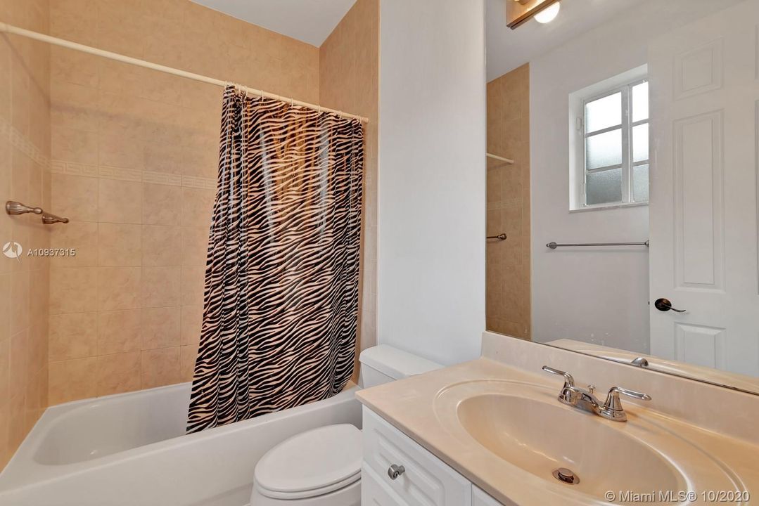 Vendido Recientemente: $1,399,000 (7 camas, 5 baños, 4360 Pies cuadrados)