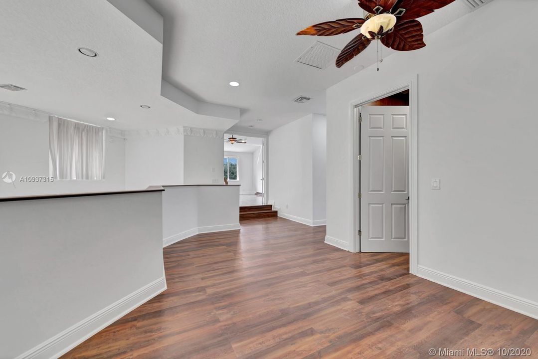 Vendido Recientemente: $1,399,000 (7 camas, 5 baños, 4360 Pies cuadrados)
