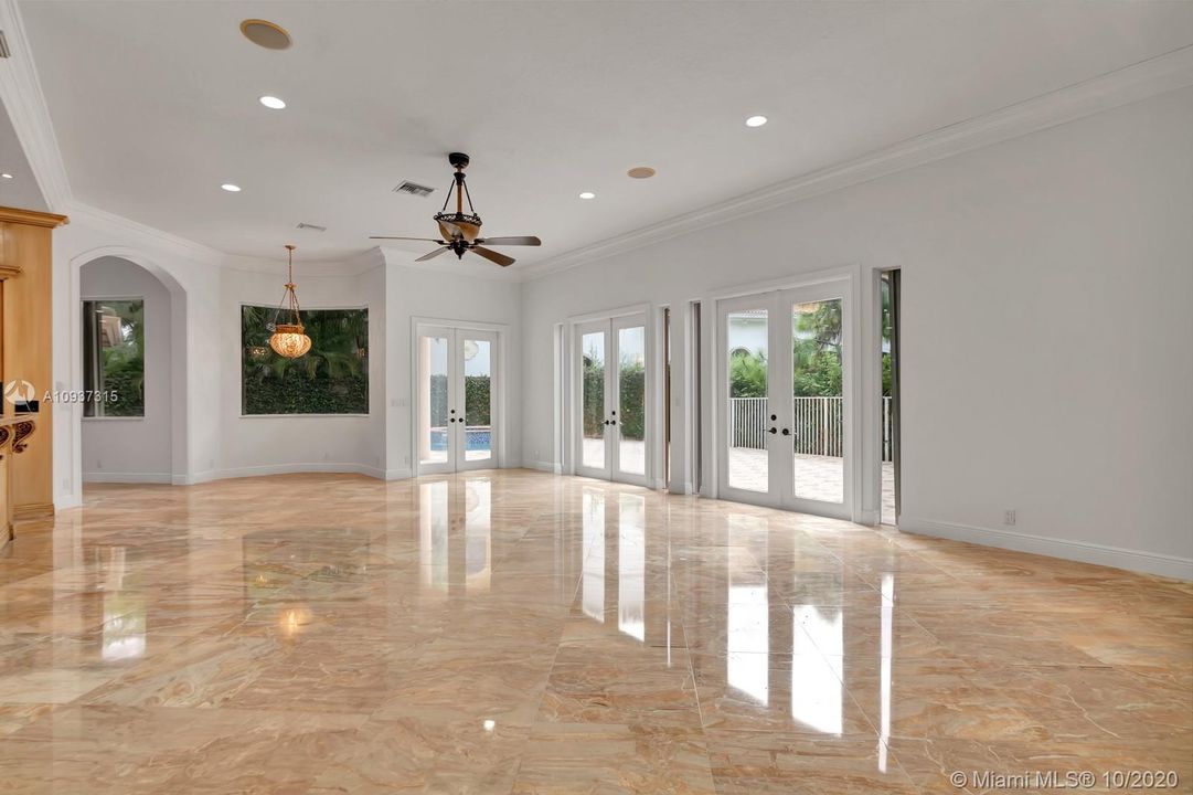 Vendido Recientemente: $1,399,000 (7 camas, 5 baños, 4360 Pies cuadrados)