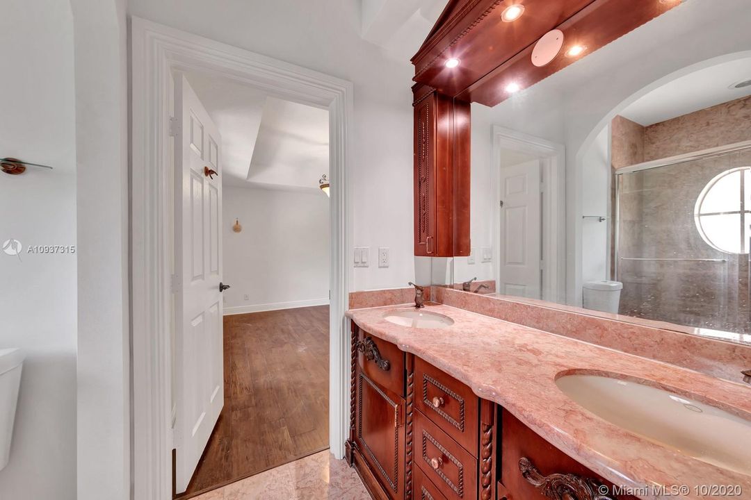 Vendido Recientemente: $1,399,000 (7 camas, 5 baños, 4360 Pies cuadrados)