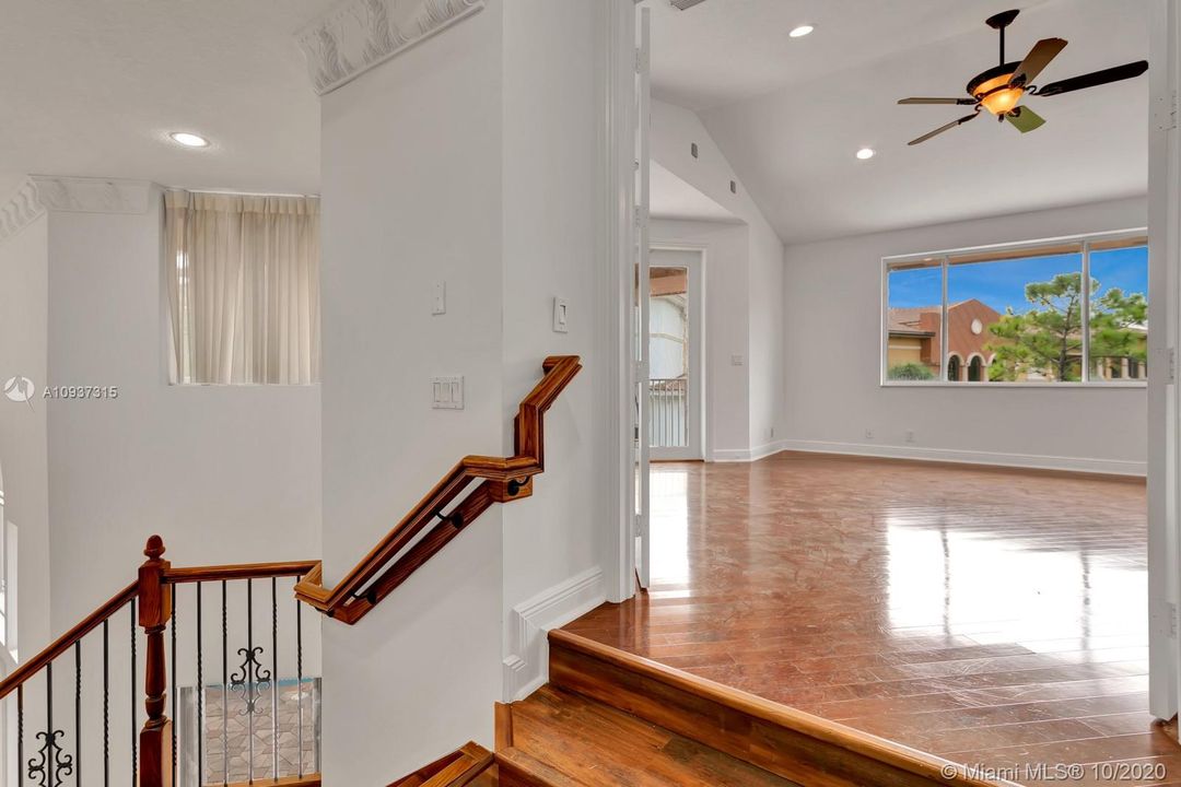 Vendido Recientemente: $1,399,000 (7 camas, 5 baños, 4360 Pies cuadrados)
