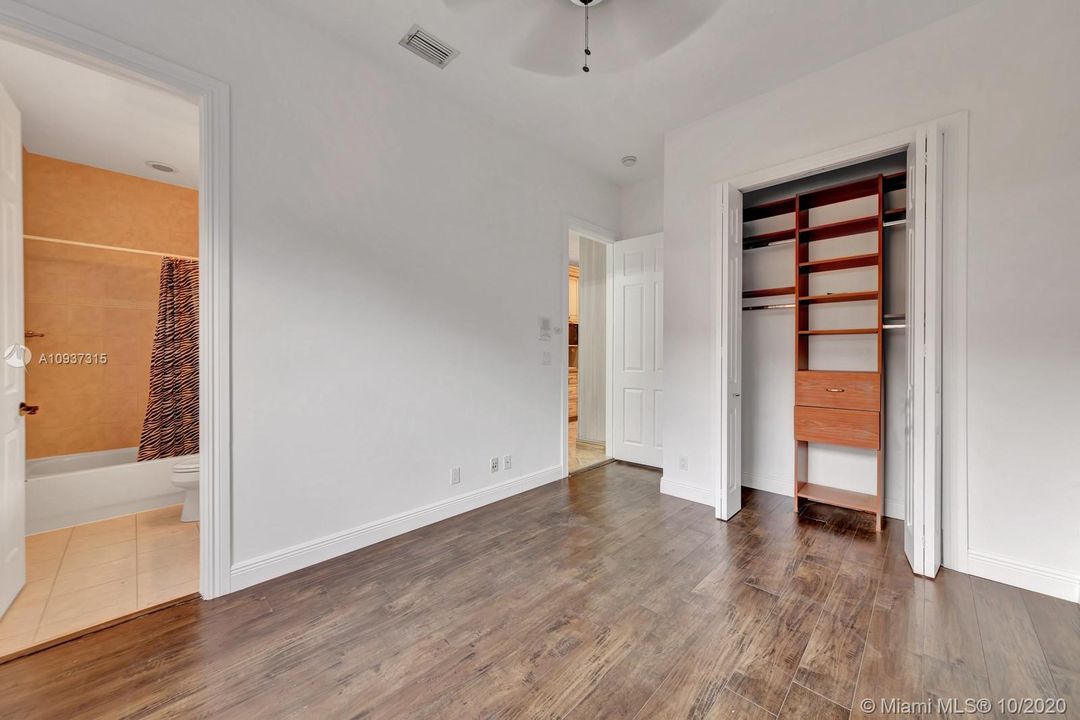 Vendido Recientemente: $1,399,000 (7 camas, 5 baños, 4360 Pies cuadrados)