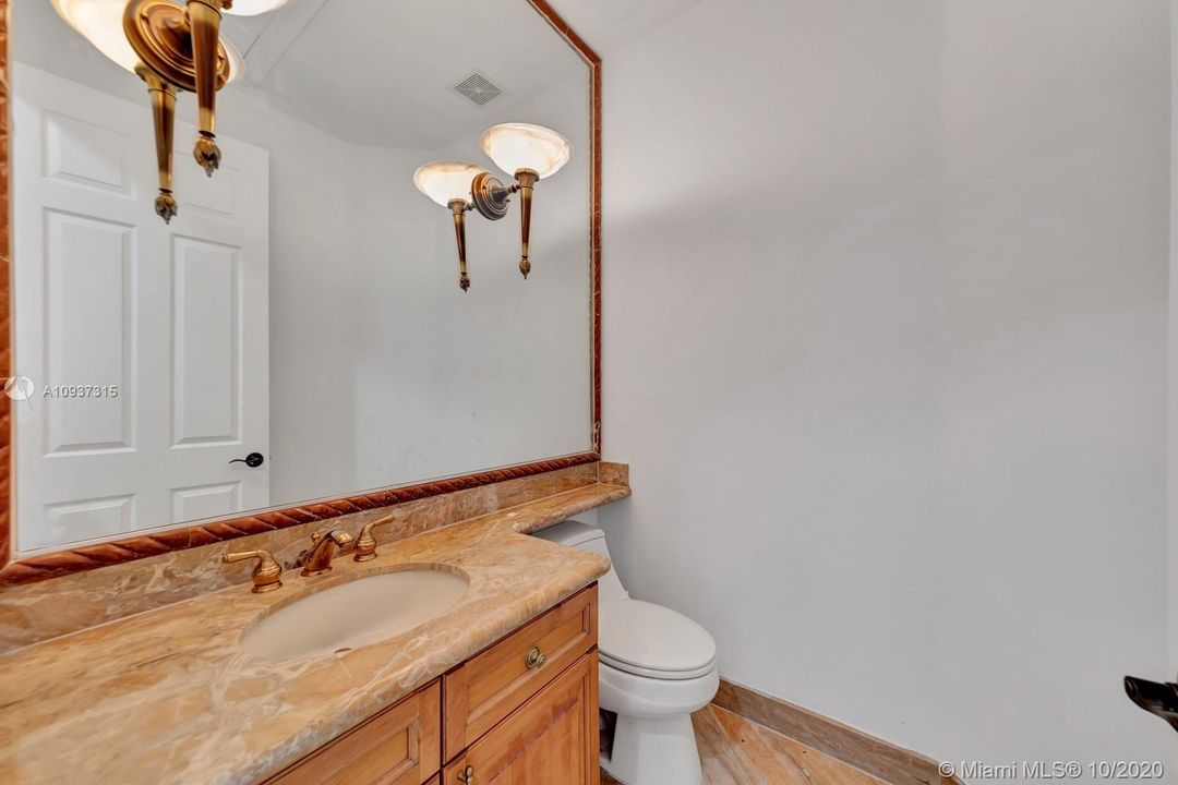 Vendido Recientemente: $1,399,000 (7 camas, 5 baños, 4360 Pies cuadrados)