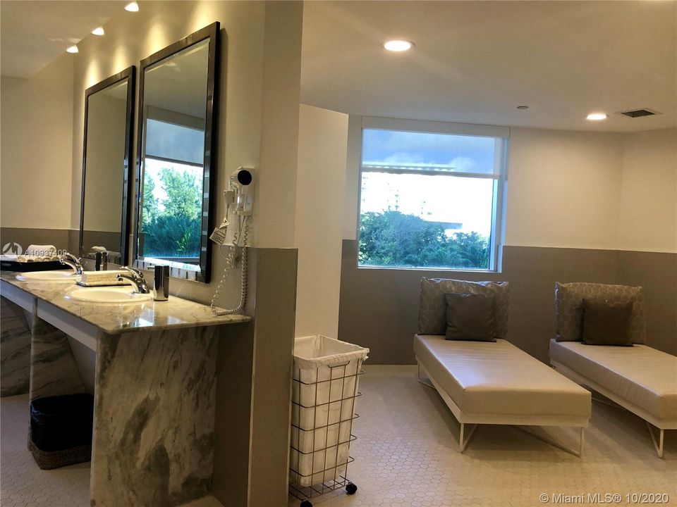 Recently Rented: $5,000 (2 beds, 2 baths, 1900 Square Feet)