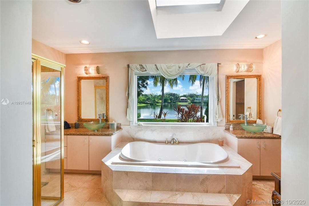 Недавно продано: $1,225,000 (6 спален, 6 ванн, 4643 Квадратных фут)