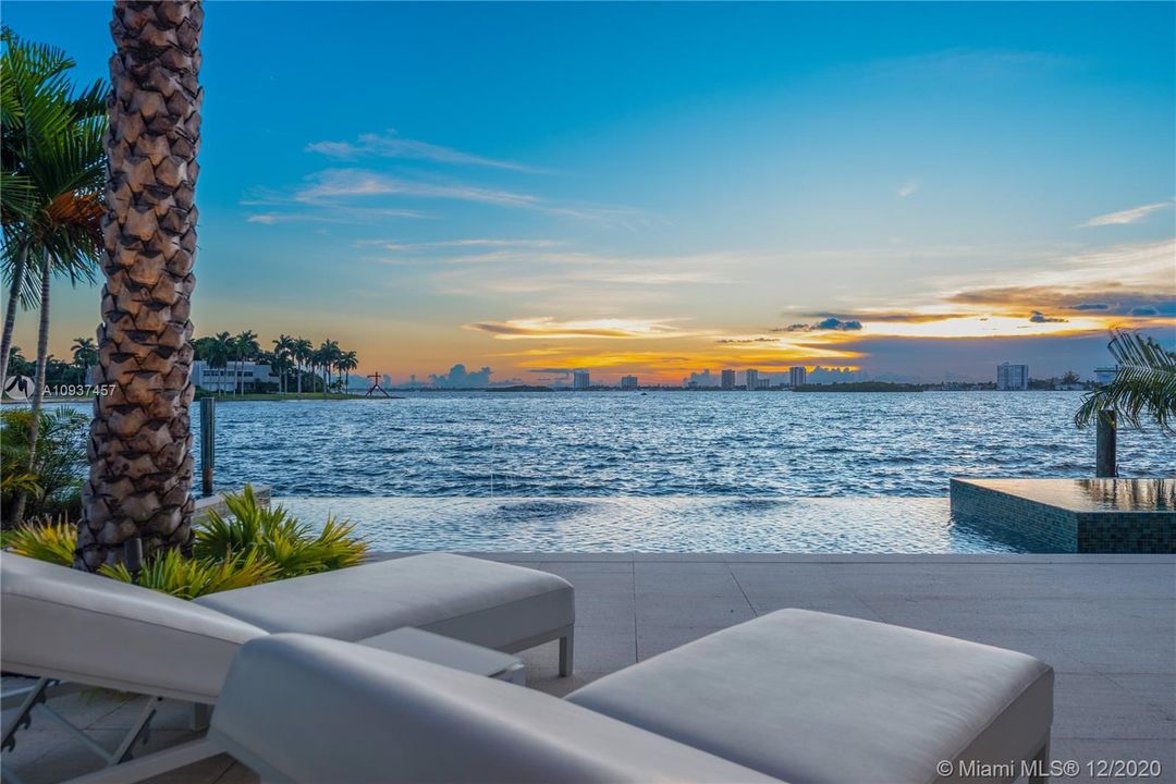 Vendido Recientemente: $12,900,000 (6 camas, 7 baños, 8547 Pies cuadrados)