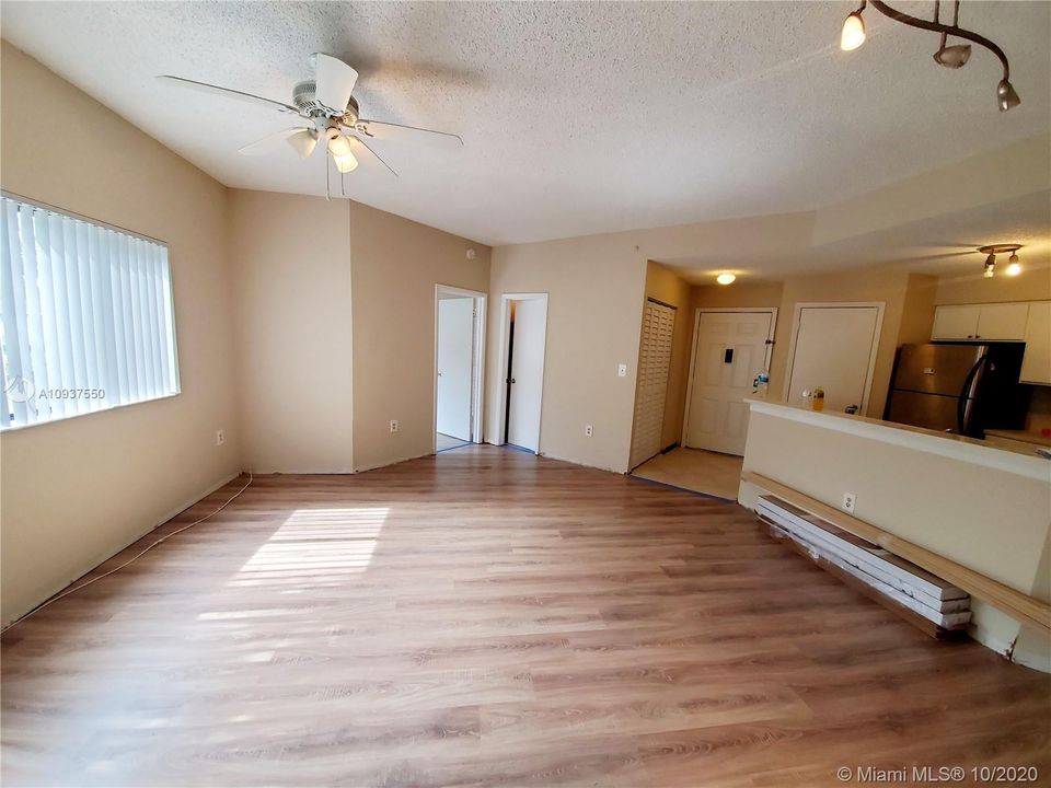 Recently Sold: $155,000 (2 beds, 2 baths, 927 Square Feet)