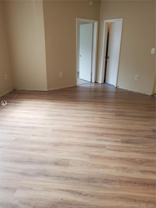 Recently Sold: $155,000 (2 beds, 2 baths, 927 Square Feet)