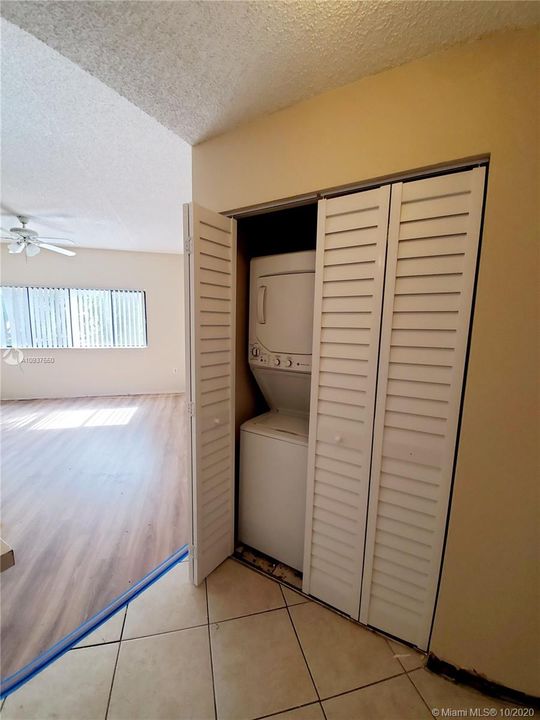 Recently Sold: $155,000 (2 beds, 2 baths, 927 Square Feet)