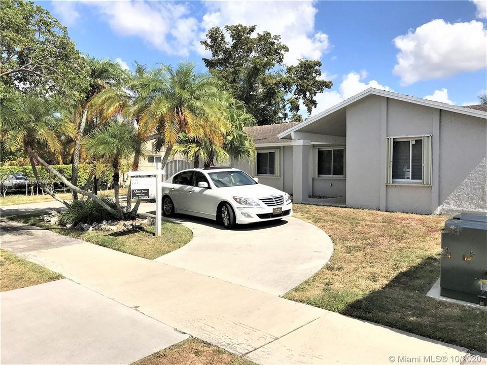 Recently Rented: $2,300 (4 beds, 2 baths, 1697 Square Feet)