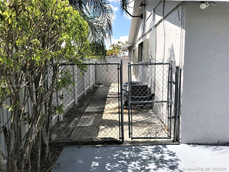 Recently Rented: $2,300 (4 beds, 2 baths, 1697 Square Feet)