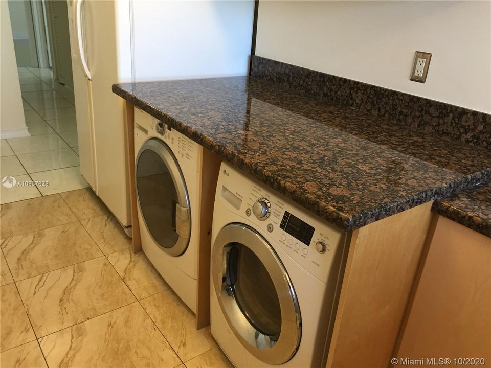 Recientemente alquilado: $1,850 (2 camas, 2 baños, 1139 Pies cuadrados)