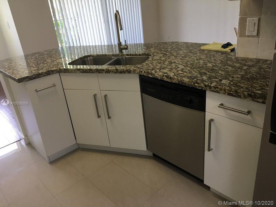 Recently Rented: $1,275 (1 beds, 1 baths, 754 Square Feet)