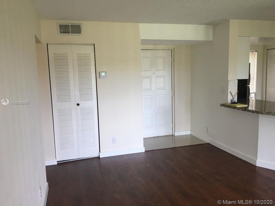Recently Rented: $1,275 (1 beds, 1 baths, 754 Square Feet)