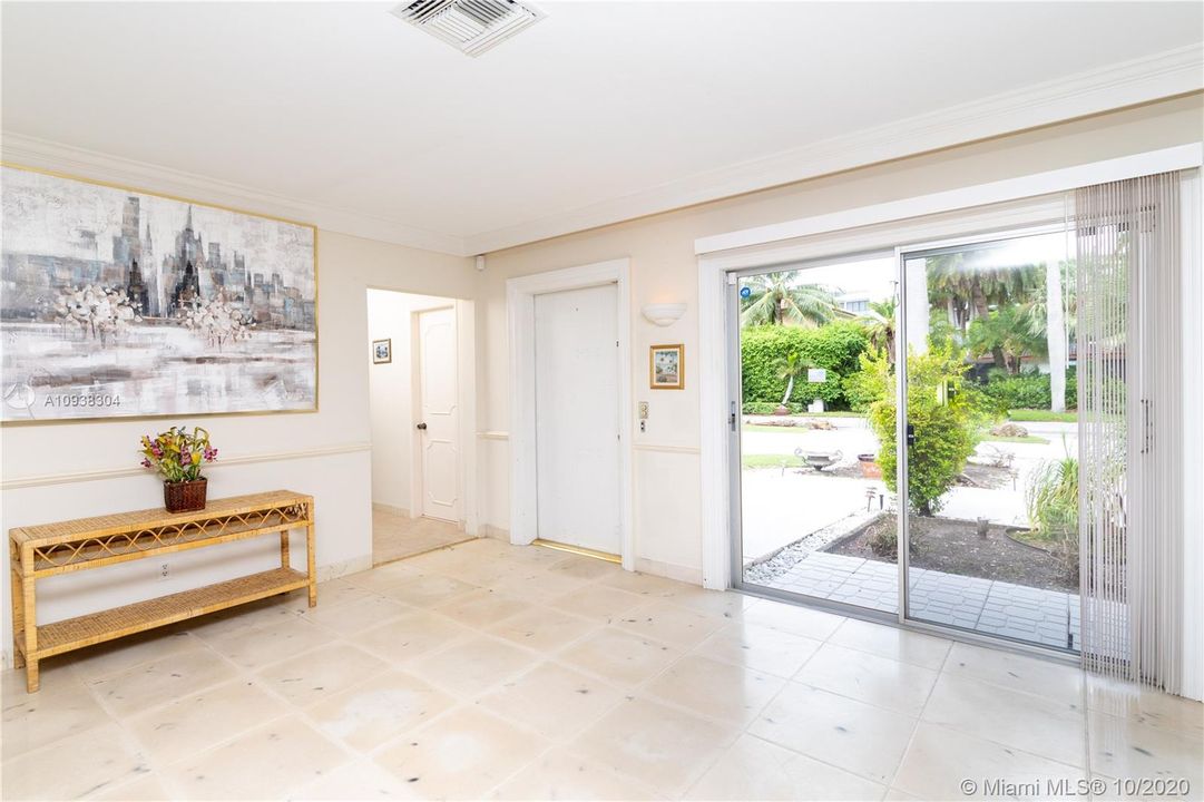 Recently Sold: $1,599,900 (3 beds, 3 baths, 2038 Square Feet)