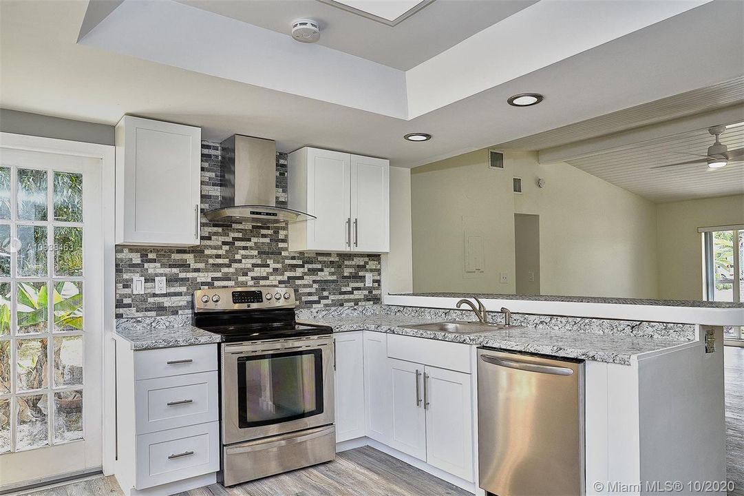 Недавно продано: $395,500 (2 спален, 2 ванн, 1053 Квадратных фут)